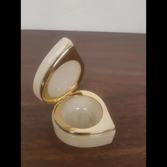 Elegant Vintage Decorative Make up Set: Purple Vase, Necklace, and Charm Box - Picture 4 of 8